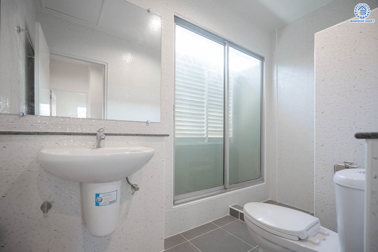 บ้านมือสองตกแต่งใหม่ แบรนด์ Property Perfect ม.เดอะวิลล่า ราชพฤกษ์-ท่าอิฐ ทาวน์เฮ้าส์ เนื้อที่ 18 ตร.ว. ฟังก์ชัน 3 ห้องนอน 2 ห้องน้ำ 1 ที่จอดรถ บนทำเลเชื่อมต่อทั้งถนนรัตนาธิเบศร์ และถนนราชพฤกษ์ และเพียง 10 นาทีถึงรถไฟฟ้า "สถานีบางรักน้อยท่าอิฐ"